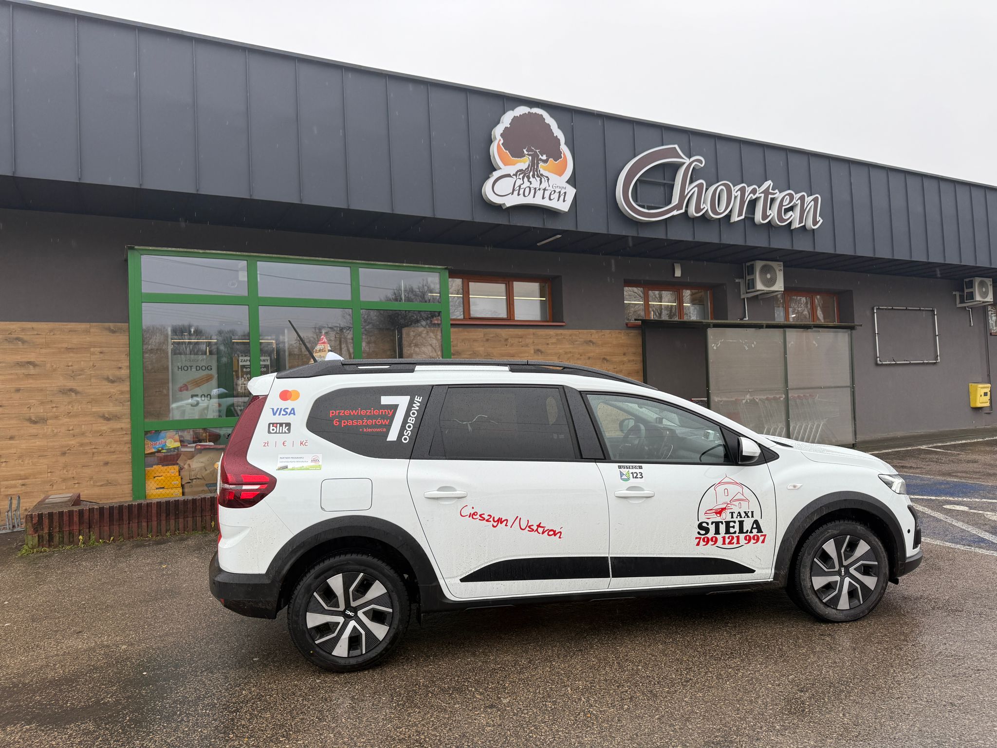Komfortowy samochód Taxi Stela do codziennych dojazdów z Pierśćca