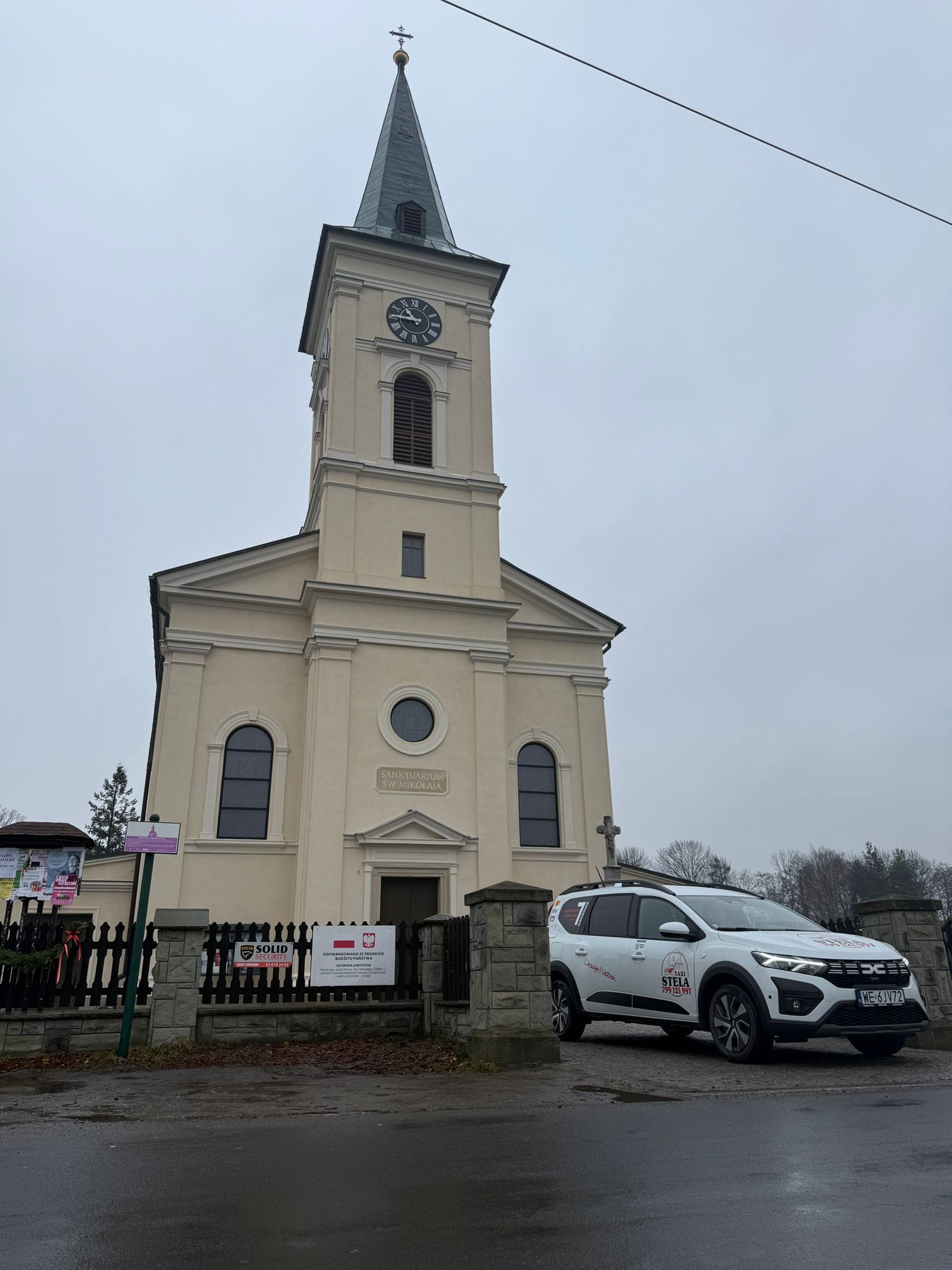 Flota Taxi Stela – kilka białych aut przygotowanych do pracy 24/7